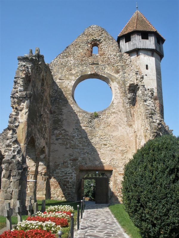 Westfassade der Zisterzienser-Klosterruine von Kerz /Cârţa in Siebenbuergen. Neben der Ruine der Westfassade ist der erhaltenen Kirchturm