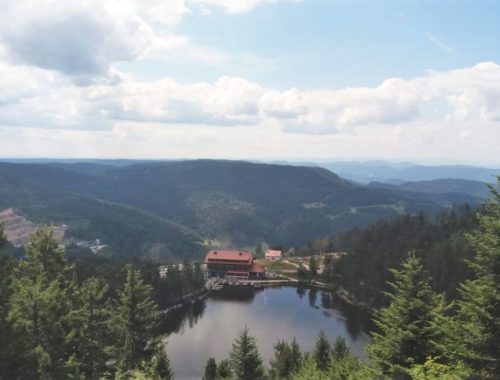 Blick von der Hornisgrinde auf den Mummelsee und den Schwarzwald