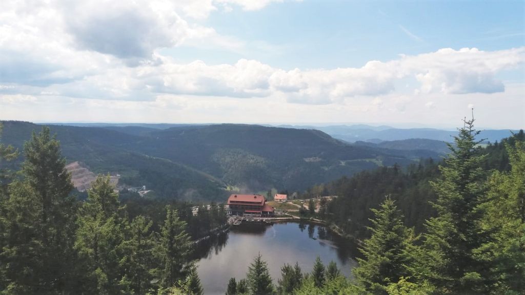 Blick von der Hornisgrinde auf den Mummelsee und den Schwarzwald