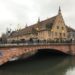 Pont du Corbeau in Strasbourg mit altem Zollhaus im Hintergrund