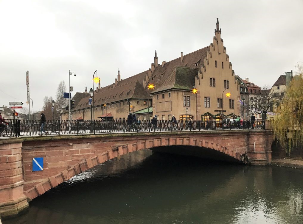 Pont du Corbeau in Strasbourg mit altem Zollhaus im Hintergrund