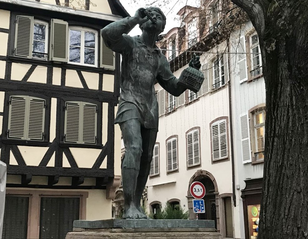 Statue des Meisenlockers, Place Saint Etienne in Strassburg