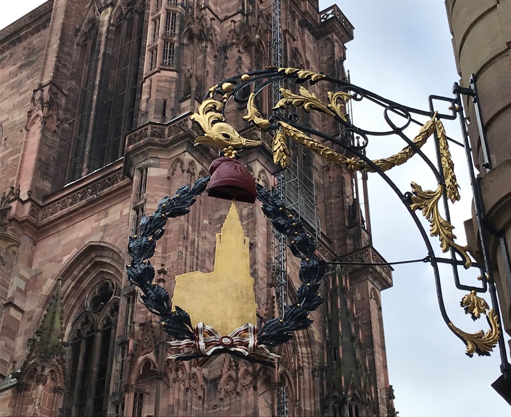 geschmiedetes Schild der Kathedrale mit phrygischer Muetze in Strassburg