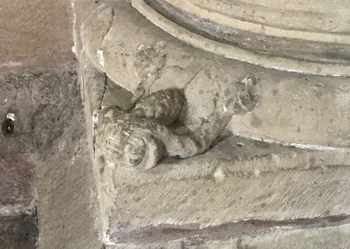 Froschaehnliche Miniskulptur in der Eglise Saint Thomas in Strasbourg