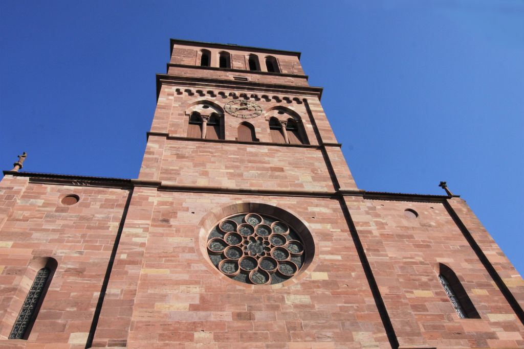 Westfassade mit Rosette der Thomaskirche Strassburg, Elsass