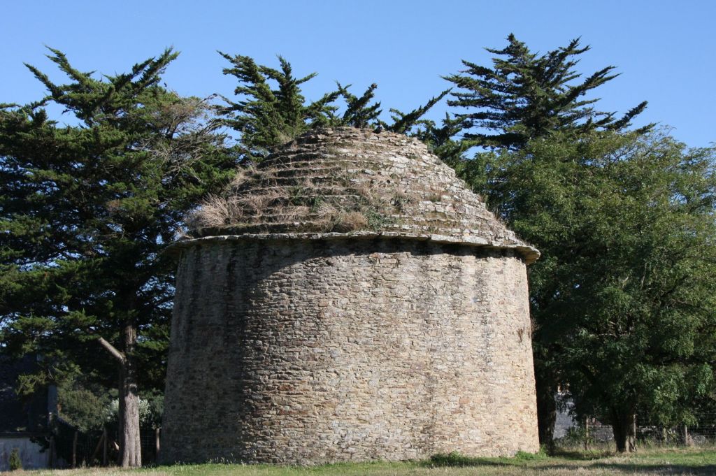 Taubenhaus beim Schloss Suscinio auf der Halbinsel Rhuys in der Suedbretagne