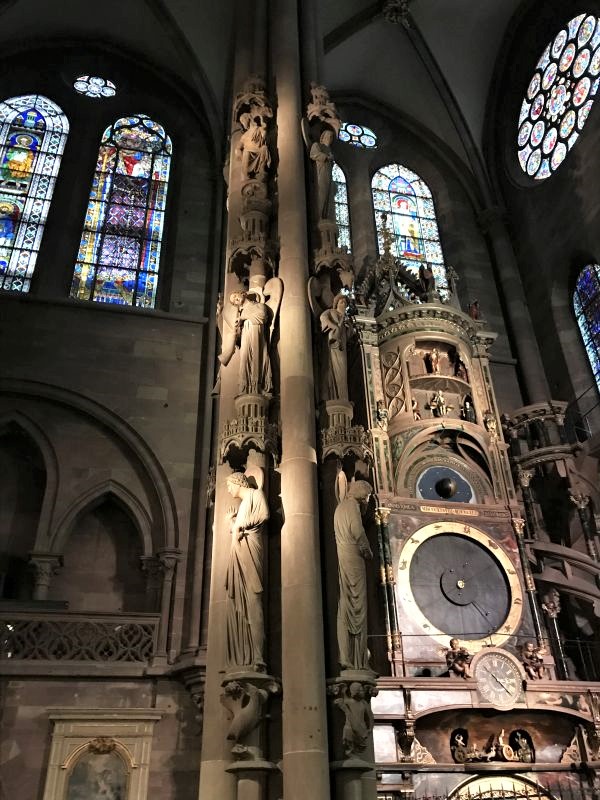 Engelspfeiler und Astronomische Uhr im Strassburger Muenster