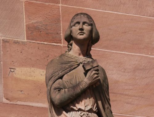 Statue Sabina von Steinbach vor dem Suedportal des Muensters in Strassburg