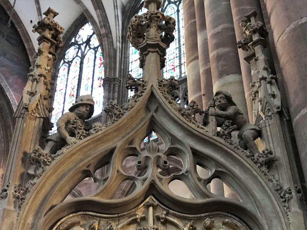 zwei Soldatenfiguren an der Kanzeltuere im Strassburger Muenster