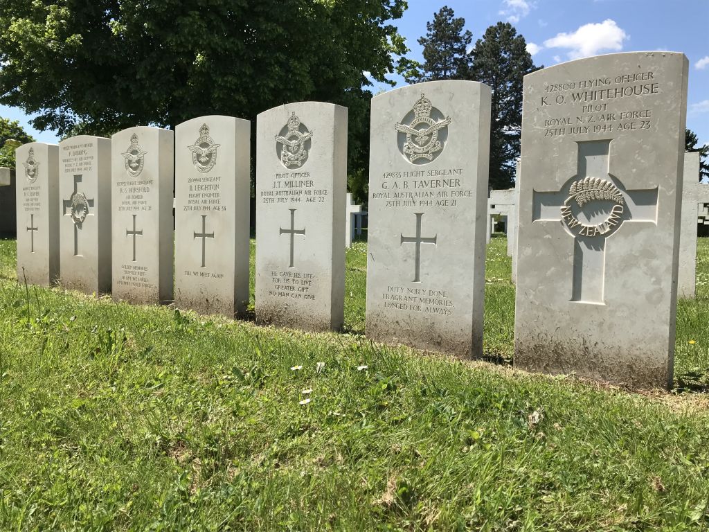 Grabsteine der alliierten Bomberbesatzung der HK-568 auf dem Militaerfriedhof in Strasbourg-Cronenbourg