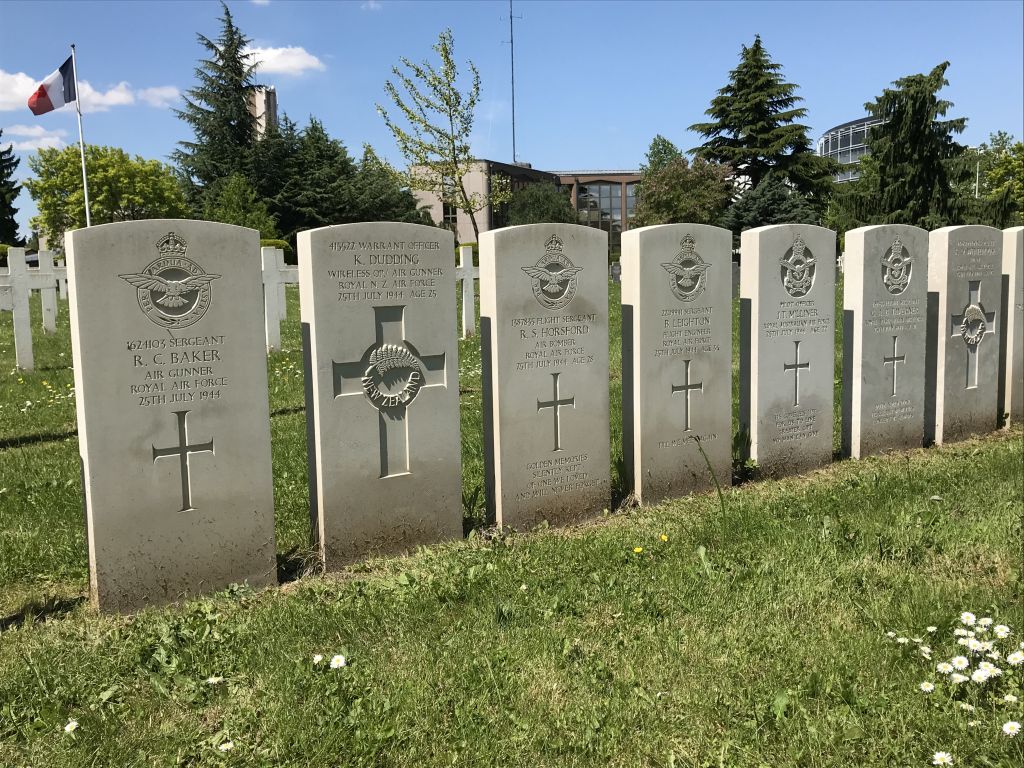 Grabsteine der alliierten Bomberbesatzung der HK-568 auf dem Militaerfriedhof in Strasbourg-Cronenbourg