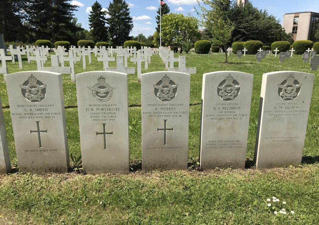 Grabsteine von fuenf Mitgliedern der 576 RAF Squadron auf dem Militaerfriedhof in Strasbourg-Cronenbourg