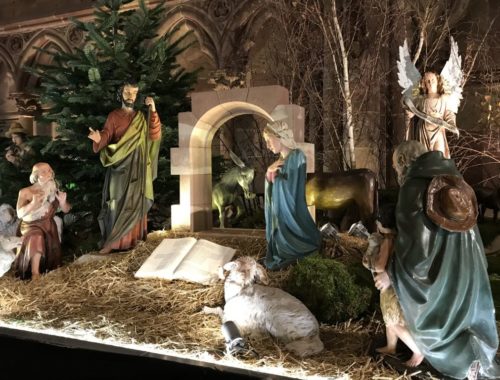 Szene mit der Anbetung der Hirten der Weihnachtskrippe in der Cathedrale de Strasbourg