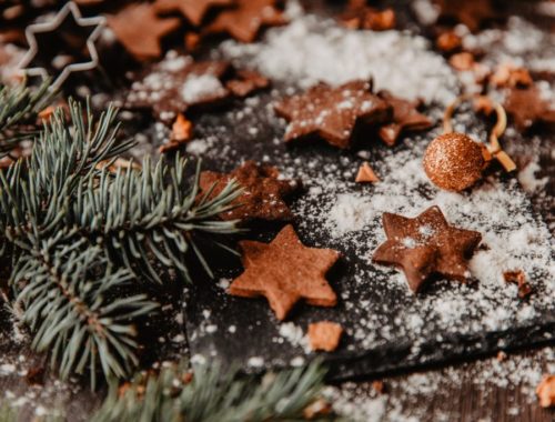 Zimtsterne mit Weihnachtsdeko