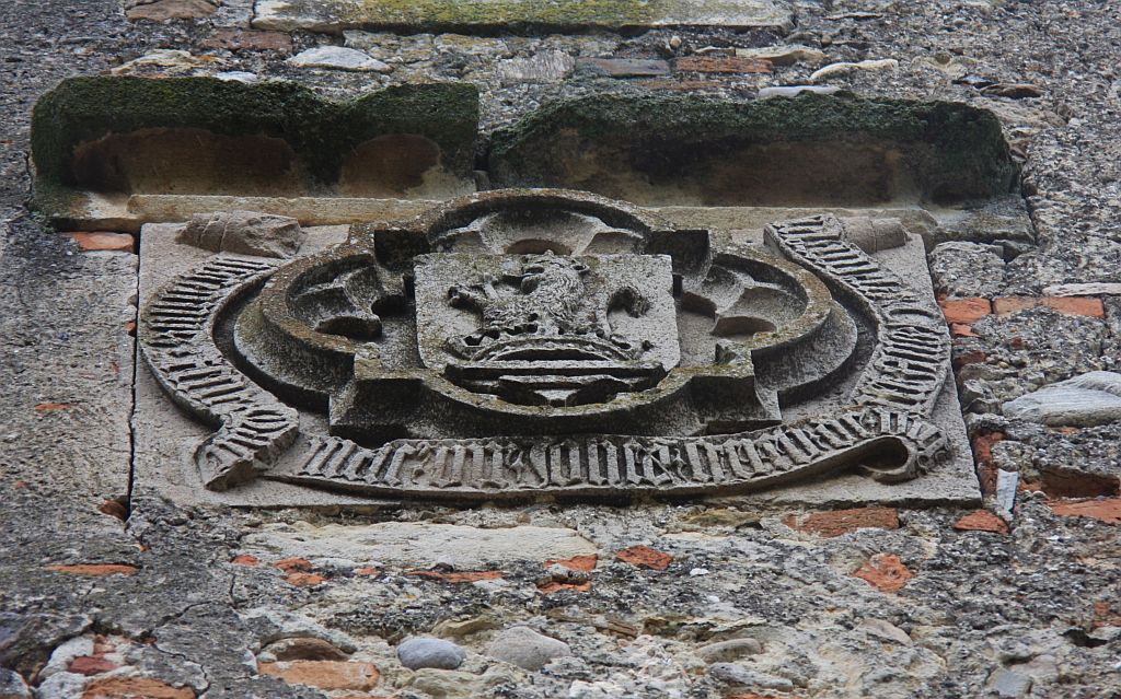 Steinplatte mit Wappen der Familie Johan Gereb de Vingard an der Westfassade der Kirche in Weingartskirchen