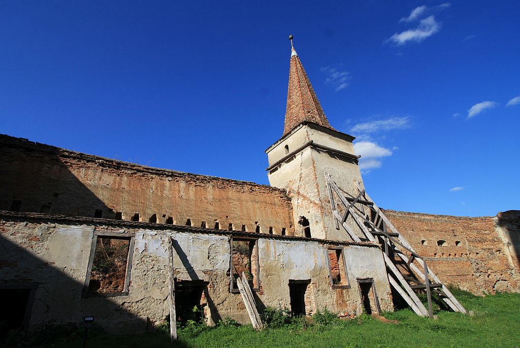 Nordturm mit Wehrmauer der Kirchenburg von Mosna