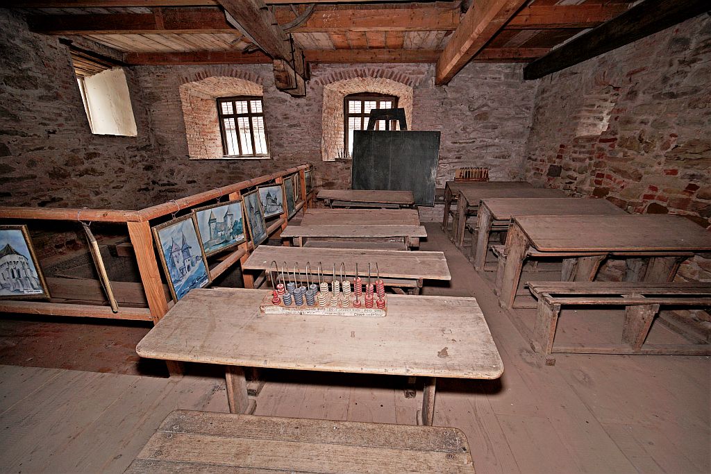ehemaliger Schulraum im Alten Rathaus in der Kirchenburg in Mosna, Siebenburgen