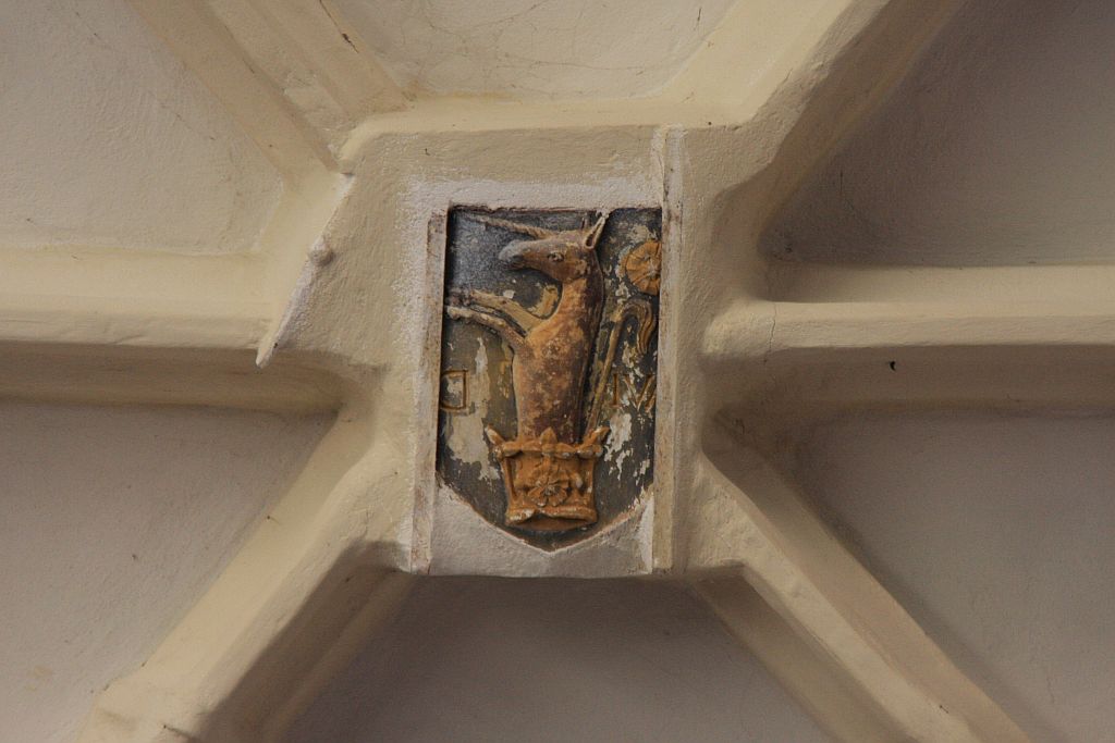 Schlussstein mit Einhorn-Wappen im Chor der Wehrkirche in Meschen im Kokelland