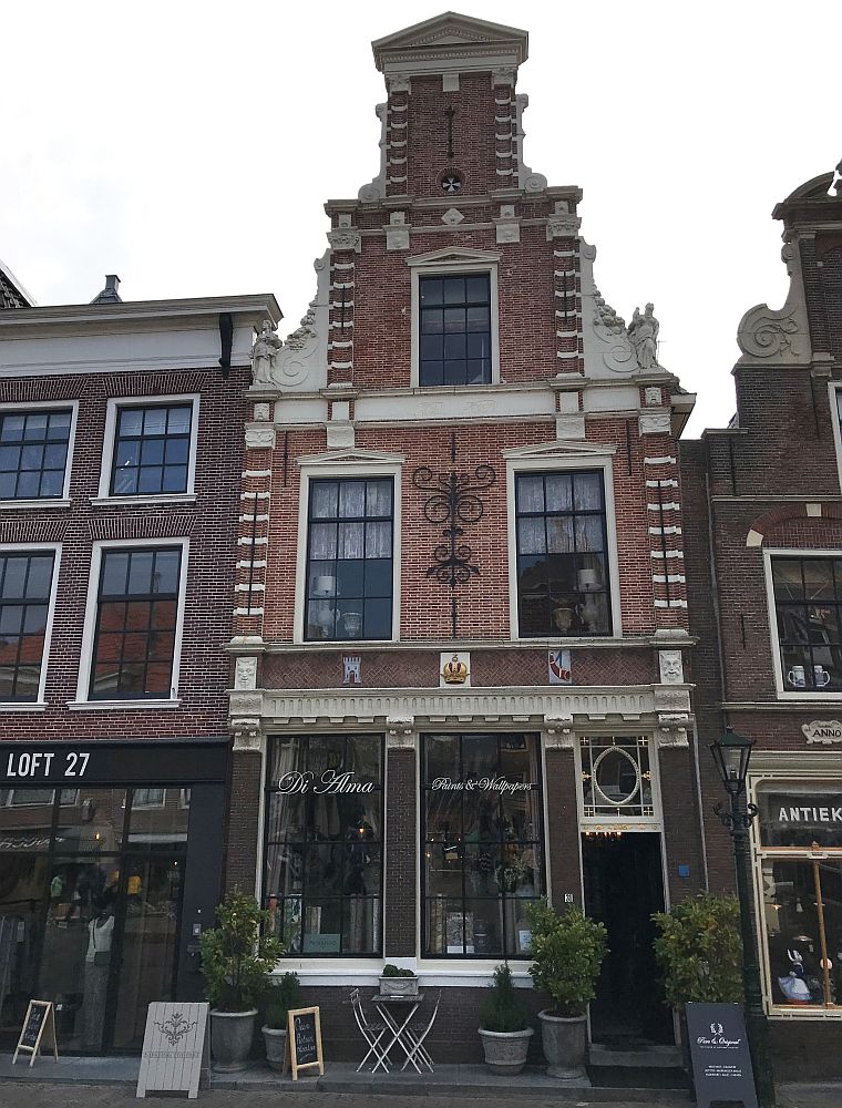 Haus" De Kroon" Mient 23 Alkmaar mit reichhaltig geschmueckter Fassade und Treppengiebel