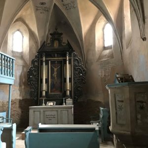 Chorraum mit Altar und Kanzel der Wehrkirche von Bussd bei Muehlbach in Siebenbuergen