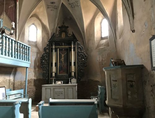 Chorraum mit Altar und Kanzel der Wehrkirche von Bussd bei Muehlbach in Siebenbuergen