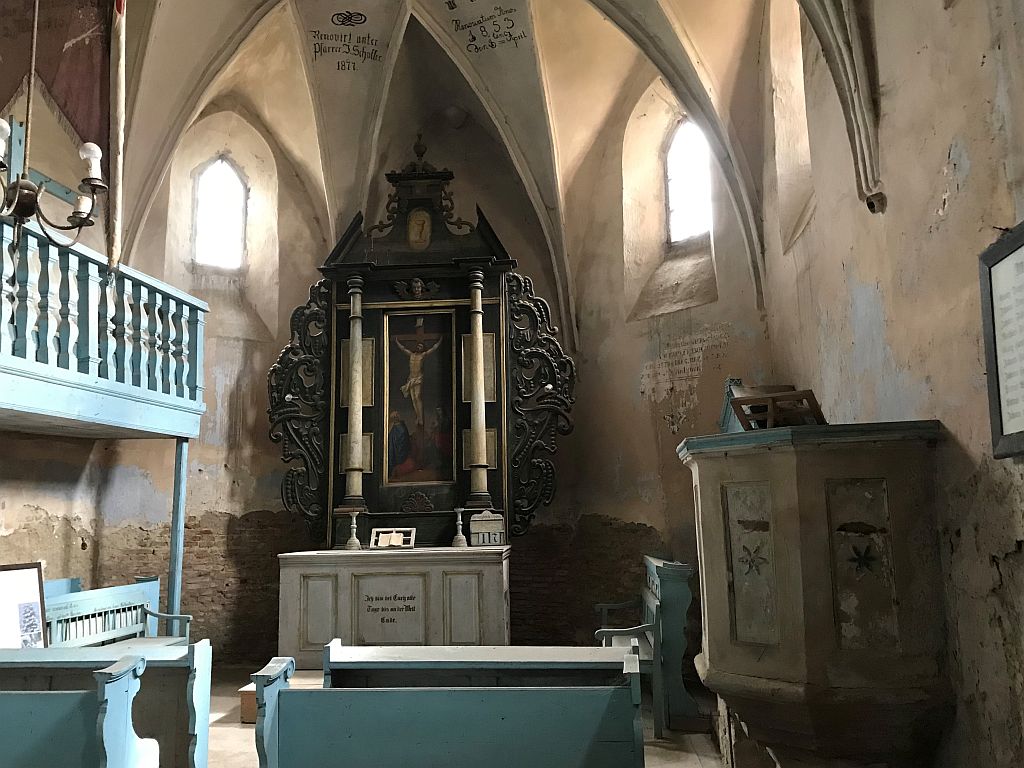 Chorraum mit Altar und Kanzel der Wehrkirche von Bussd bei Muehlbach in Siebenbuergen