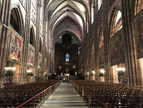 Hauptschiff Kathedrale von Strassburg mit Wandteppichen