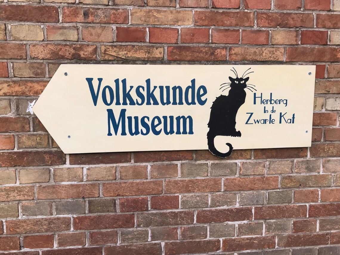 Werbeschild fuer das Volkskundemuseum in Bruegge, Belgien